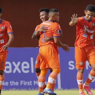 Pencetak hattrick Persiraja Banda Aceh, Assanur Rijal melakukan selebrasi bersama rekan-rekannya.