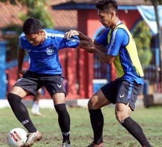 Para pemain PSIS dilatih permainan kombinasi taktikal.