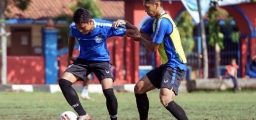 Para pemain PSIS dilatih permainan kombinasi taktikal.