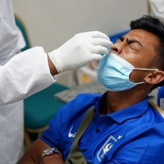 Salah seorang pemain PSIS Semarang menjalani tes swab antigen.