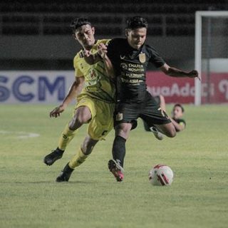 Pemain PSIS Semarang Fandi Eko Utomo (kanan) berebut bola dengan pemain Barito Putera Dandi Maulana Abdulhak (kiri) pada pertandingan Piala Menpora di Stadion Manahan, Solo.