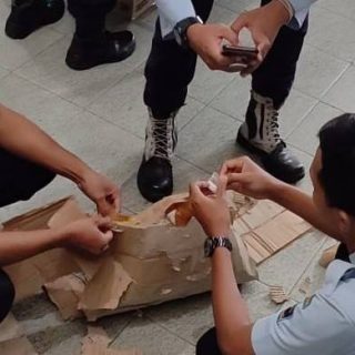Petugas Rutan Ponorogo menemukan empat paket sabu di dalam kulit kardus bekas paket kiriman yang ditujukan ke salah seorang napi.
