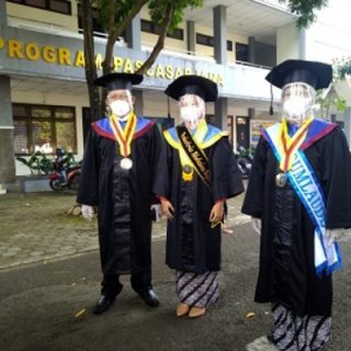 Keluarga Muhammad Daswalidin berfoto bersama seusai diwisuda UMP secara luring