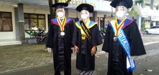 Keluarga Muhammad Daswalidin berfoto bersama seusai diwisuda UMP secara luring