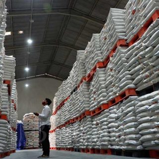 Stok beras nasional menumpuk di gudang Bulog.