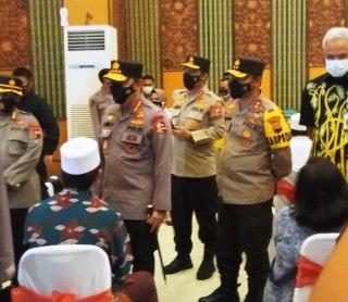 Kapolri Jenderal Listyo Sigit Prabowo didampingi Gubernur Jateng Ganjar Pranowo meninjau vaksinasi massal untuk ulama, tokoh lintas agama dan santri Semarang.