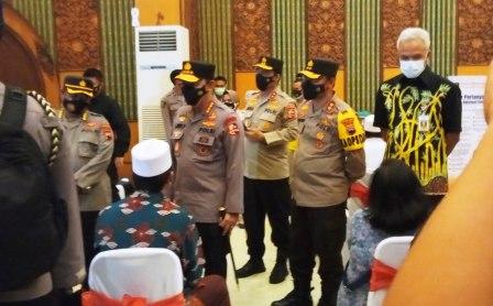 Kapolri Jenderal Listyo Sigit Prabowo didampingi Gubernur Jateng Ganjar Pranowo meninjau vaksinasi massal untuk ulama, tokoh lintas agama dan santri Semarang.