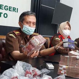 Kajari Purwokerto Sunarwan menunjukkan uang Rp 470 juta yang disita dari salah satu saksi kasus korupsi program JPS Kemnaker.