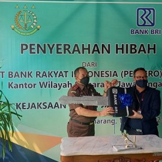 Pimpinan PT Bank Rakyat IndonesiaWahyu Sulistiyono secara simbolis menyerah kunci ambulance kepada Wakajati Jateng Bambang Hariyanto SH MH.