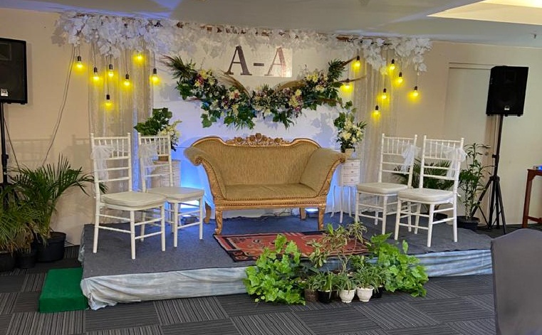 Ruang duduk pengantin dan keluarga