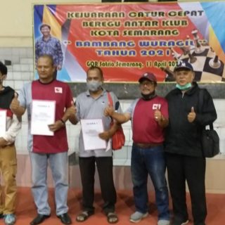 Para juara 1-3 berfoto bersama seusai turnamen.