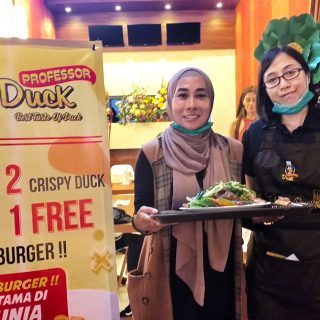 Nurul Fitryana Dewi Ambar Wati bersama karyawatinya memagang menu spesial Professor Duck