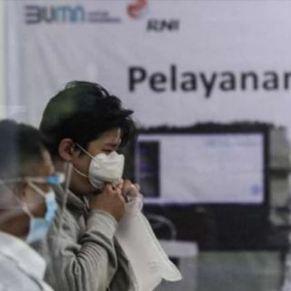 Pemeriksaan GeNose C19 bagi calon penumpang KA jarak jauh di Stasiun Tawang