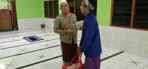 Tim Jaburan membagikan takjil di masjid terdekat dengan Kantor Awal Media Nusantara.