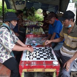 Pecatur BMP melakukan latihan di markas TBRS untuk menyongsong Turnamen Catur Beregu Antarklub Kota Semarang.
