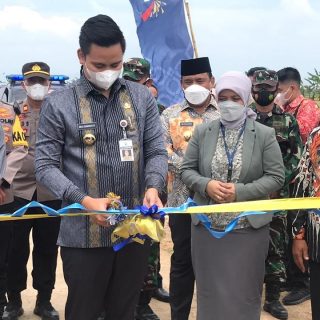 Bupati Dico M Ganinduto meresmikan Gapura Pantai Indah Kemangi, Kabupaten Kendal.