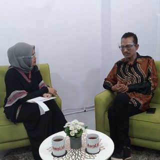 Komisi D DPRD Provinsi Jawa Tengah Danie Budi Tjahyono dipandu Dhyanara Paramita saat tampil pada acara Inspirasi, di Studio Awal.id, Jumat (9/4).