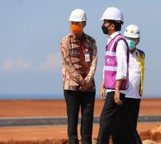 Gubernur Ganjar Pranowo mendampingi Presiden Jokowi yang mengecek pembangunan Kawasan Industri Batang, Rabu (21/4)