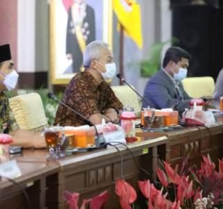 Gubernur Ganjar Pranowo rapat bersama dengan seluruh jajaran Forkompimda dan bupati/wali kota untuk membahas persiapan Ramadan.