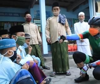Gubernur Jateng, Ganjar Pranowo, sambil gowes sore mengunjungi Panti Asuhan Al Mustaghfirin di Bangetayu Wetan, Genuk, Kota Semarang, Kamis (14/4)