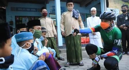 Gubernur Jateng, Ganjar Pranowo, sambil gowes sore mengunjungi Panti Asuhan Al Mustaghfirin di Bangetayu Wetan, Genuk, Kota Semarang, Kamis (14/4)