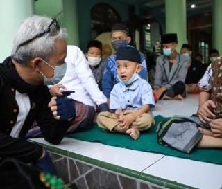 Gubernur Ganjar Pranowo di sela gowes mengunjungi Yayasan Sosial dan Panti Asuhan At-Taqwa, Dukuh Genting, Meteseh, Tembalang, Semarang, Sabtu (24/4)