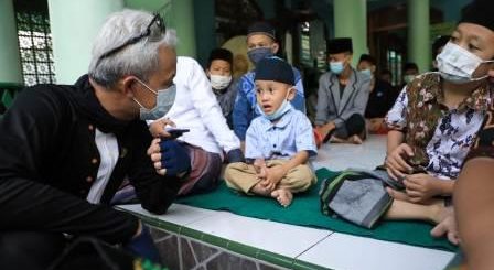 Gubernur Ganjar Pranowo di sela gowes mengunjungi Yayasan Sosial dan Panti Asuhan At-Taqwa, Dukuh Genting, Meteseh, Tembalang, Semarang, Sabtu (24/4)