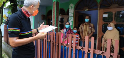 Gubernur Ganjar Pranowo mengawali pendataan keluarga 2021 Jateng dengan menjadi petugas