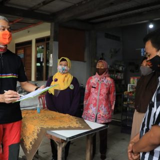 Gubernur Jateng Ganjar Pranowo yang menyamar sebagai petugas pendata lapangan mendatangi rumah salah seorang warga untuk pendataan keluarga 2021.