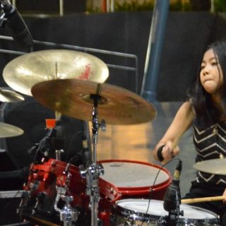 Agatha saat perform solo drum di salah satu perlombaan/festival 