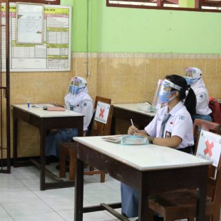 Gubernur Ganjar Pranowo meninjau pelaksanaan PTM di SMAN 4 Semarang