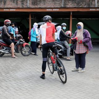 Sambil gowes, Gubernur Ganjar Pranowo sidak uji coba PTM di MTs N 1 dan MAN Semarang, Selasa pagi