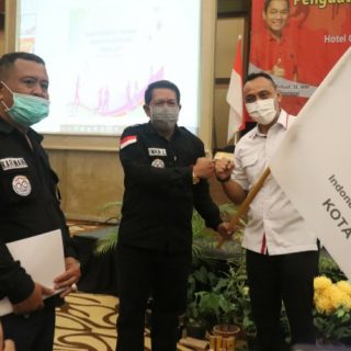 Ketua FTI Kota Semarang Iwan Leknono menerima petaka dari Ketua Umum KONI Kota Semarang dalam pengukuhan cabor baru