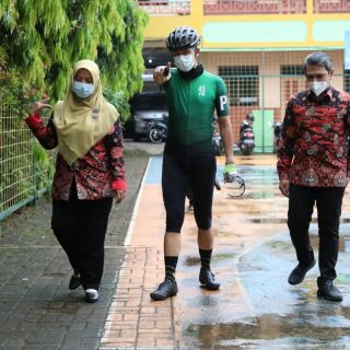 Gubernur Ganjar Pranowo di sela gowes sidak ke SMK Hidayah Kota Semarang sambil mengecek penerapan prokesnya