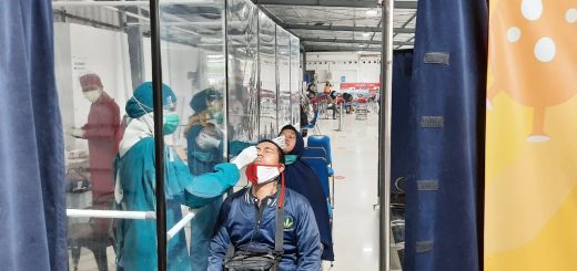 Calon penumpang KA jarak jauh melakukan rapid test antigen di stasiun