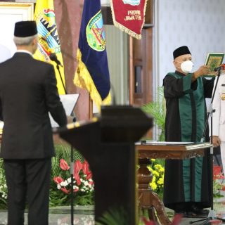 Gubernur Jateng Ganjar Pranowo melantik Hartopo sebagai Bupati Kudus definitif