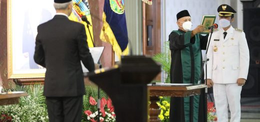 Gubernur Jateng Ganjar Pranowo melantik Hartopo sebagai Bupati Kudus definitif