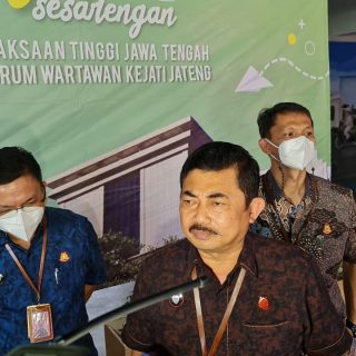 Kajati Jateng Priyanto saat memberikan keterangan soal penangkapan tiga buronan.