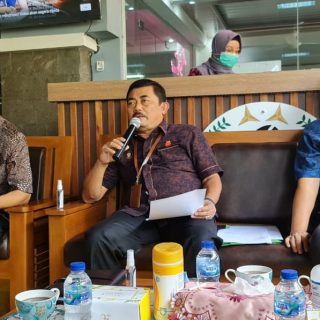 Kepala Kejakaaan Tinggi Jateng, Priyanto memberi keterangan kepada awak media saat Ngopi Sesarengan di kantornya, Jumat (9/4)