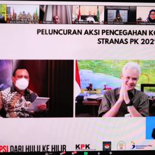 Gubernur Ganjar Pranowo dan Ketua KPK, Komjen Pol Firli Bahuri, berbicara di acara Peluncuran Aksi Pencegahan Korupsi Tahun 2021–2022 yang diselenggarakan secara daring, Selasa (13/4)