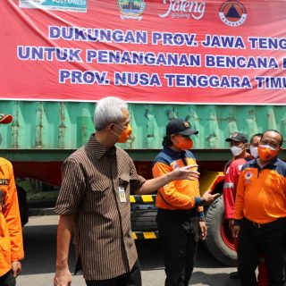 Gubernur Ganjar Pranowo melepas relawan dan bantuan penanganan bencana banjir di Provinsi NTT, Selasa (13/4) 
