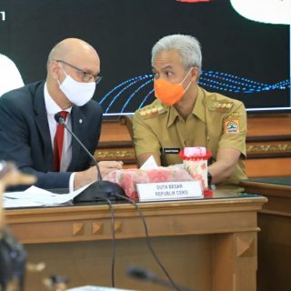 Duta Besar Ceko untuk Indonesia, Jaroslav Dolecek berbincang serius dengan Gubernur Jateng Ganjar Pranowo di kantor gubernuran, Senin (19/4)