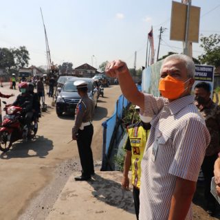 Gubernur Ganjar Pranowo melihat progres pembangunan Jalan Layang Ganefo, Mranggen, Demak, Selasa (20/4).