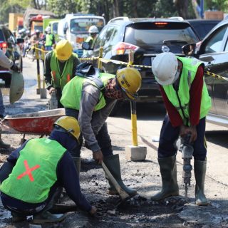 Proses pengerjaan proyek peningkatan jalan Semarang-Godong