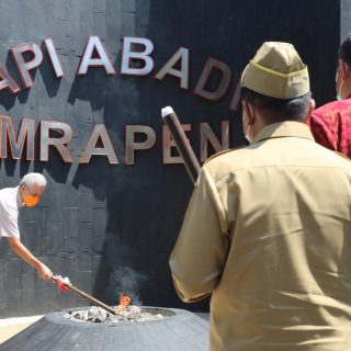 Gubernur Jawa Tengah, Ganjar Pranowo, menyalakan Api Abadi Mrapen yang padam sejak enam bulan lalu