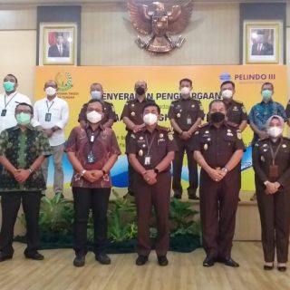 Kajati Jawa Tengah Priyanto SH beserta jajaran berfoto bersama para direktur PT Pelindo III seusai pemberian penghargaan.