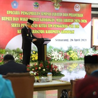 Gubernur Ganjar Pranowo mengajak mendoakan awak KRI Nanggala yang tenggelam, sebelum memberi sambutan pada pelantikan Bupati Grobogan