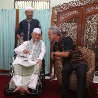 Gubernur Ganjar Pranowo memiliki hubungan dekat dengan almarhum KH Sya'roni Ahmadi