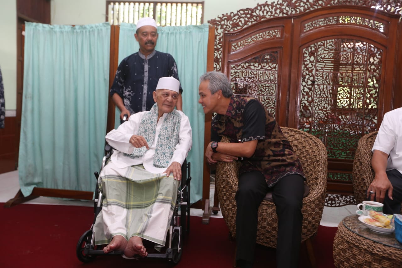 Gubernur Ganjar Pranowo memiliki hubungan dekat dengan almarhum KH Sya'roni Ahmadi