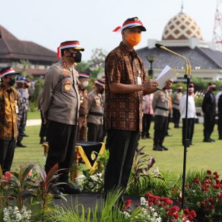 Gubernur Ganjar Pranowo memimpin Apel Kebangsaan yang dihadiri segenap Forkopimda Jateng, Jumat (30/4)